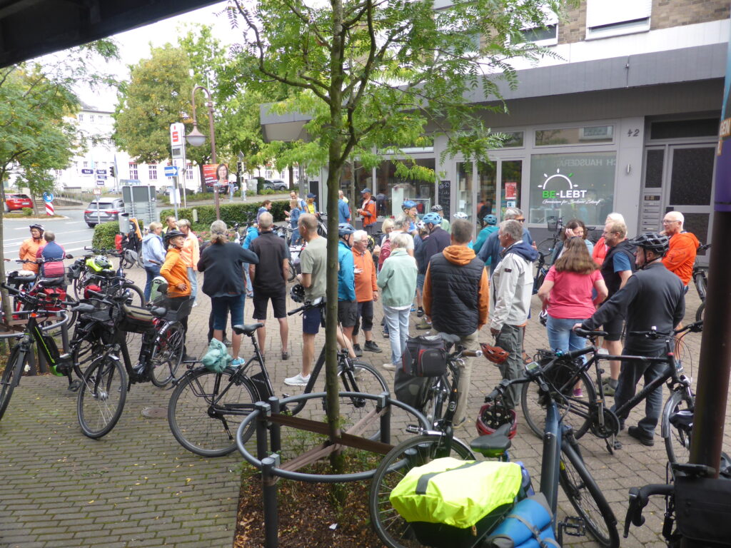 D.ie Radler treffen sich morgens am BE-lebt, um sich in kleine Gruppen aufzuteilen
